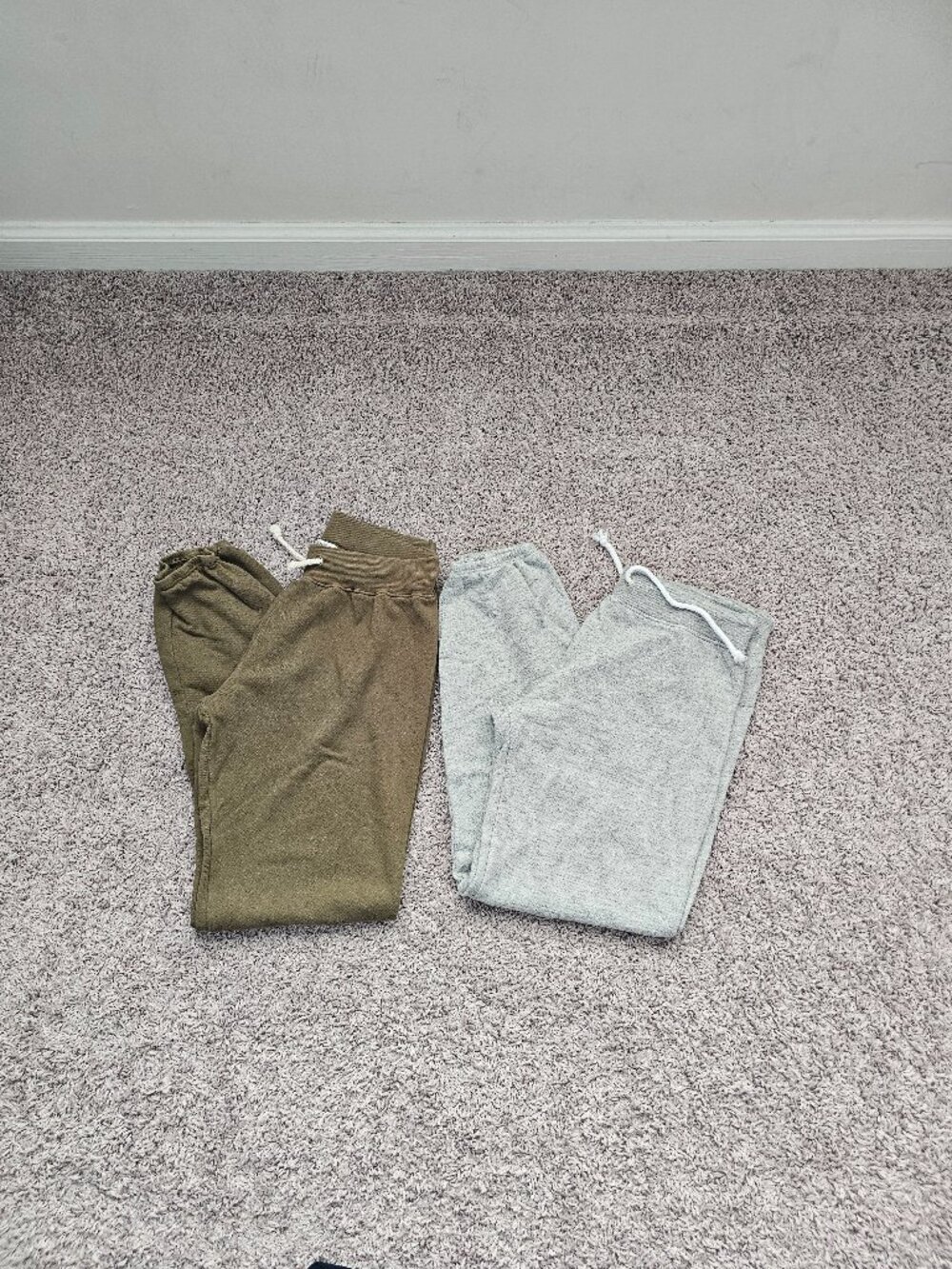 Set of 2 Perfectwhitetee Freddy Joggers size XS in gray and green